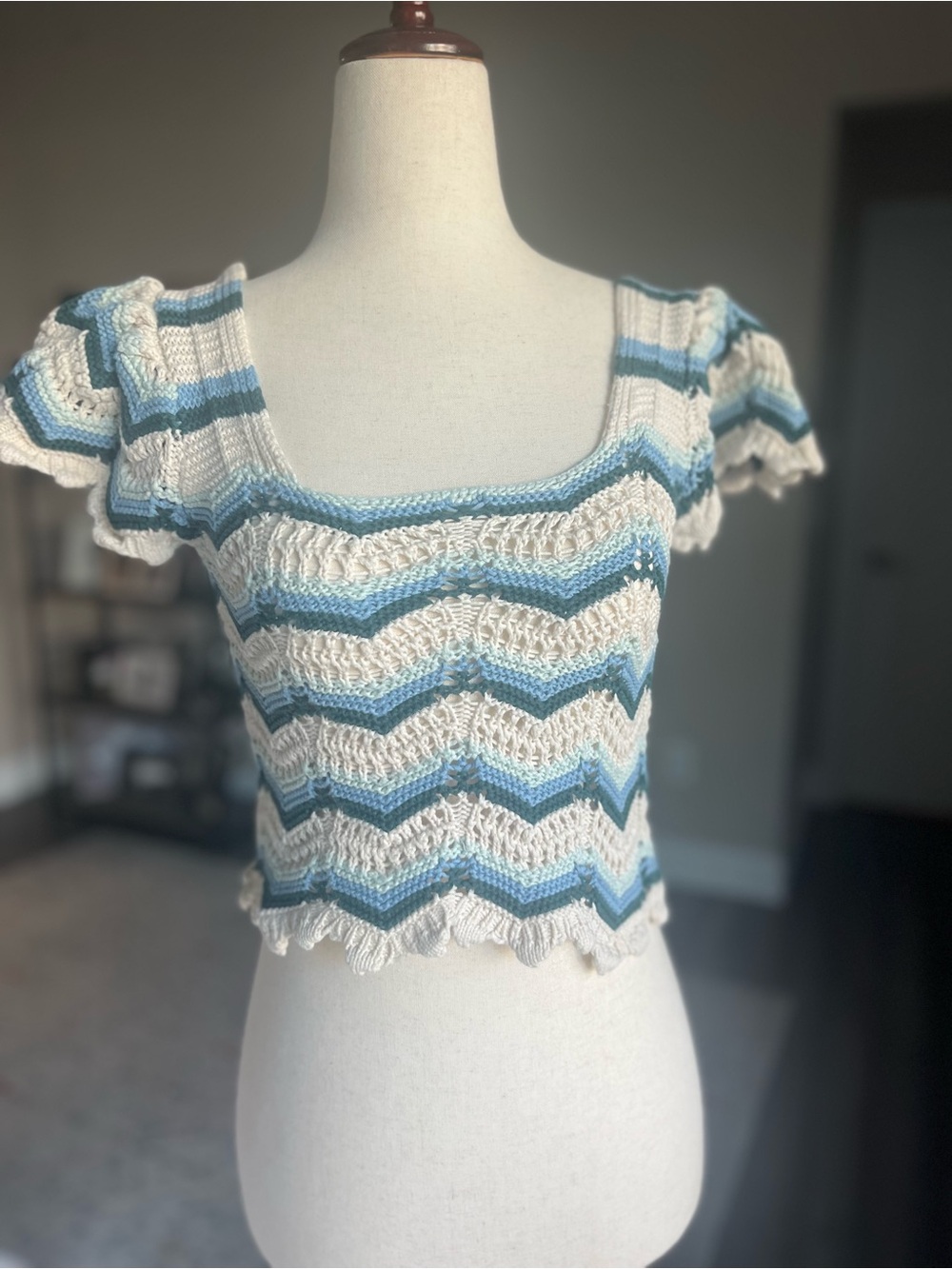 Altar’d State Crochet Knit Scoop Neck Summer Crop Top w Cap Sleeves